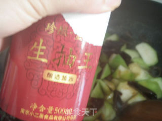 胜瓜炒菌菇的做法步骤：4