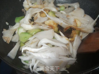 胜瓜炒菌菇的做法步骤：4