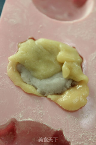 可爱的小小猪头月饼的做法步骤：2