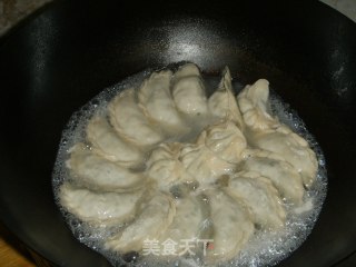 香煎韭菜猪肉饺子的做法步骤：2