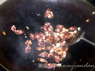 洋葱西芹炒腊肠的做法步骤：2