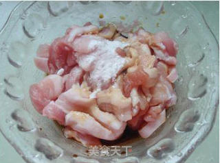 红椒肉片炒扁豆的做法步骤：2
