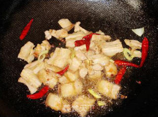 红椒肉片炒扁豆的做法步骤：2