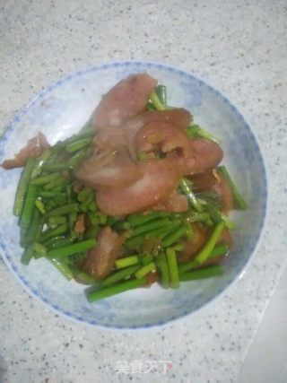 红叶绿枝~熏肠炒蒜薹的做法