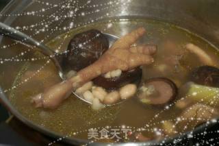 香菇眉豆花生母鸡汤的做法