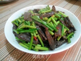 牛肉炒蒜苔的做法