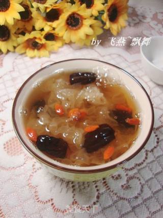 滋阴润燥---【红枣枸杞银耳羹】