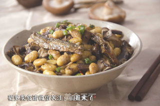 山哥来了系列美食：香菇黄豆焖火焙鱼的做法