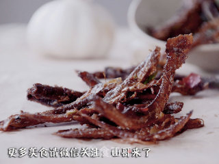 山哥来了烹饪课堂：手撕山胡椒油火焙鱼的做法