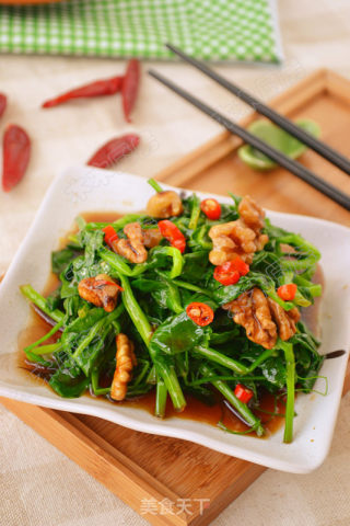 豌豆苗拌核桃仁的做法