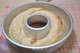 巨型巧克力面包圈--蛋糕模盛妆的新食感面包的做法步骤：6