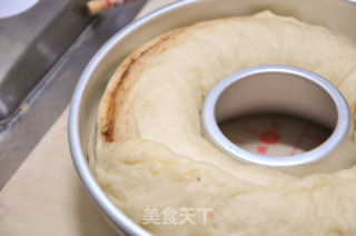 巨型巧克力面包圈--蛋糕模盛妆的新食感面包的做法步骤：6