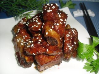 甜蜜蜜------糖醋排骨的做法