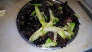 芹菜清炒云耳的做法