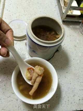 枸杞百合花生鸡爪花胶（鱼胶）汤的做法