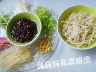 老北京炸酱面的做法步骤：2