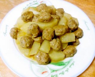 萝卜焖鱼肉丸的做法