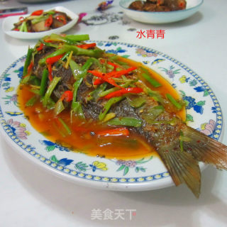 大蒜芹菜烧全鱼的做法