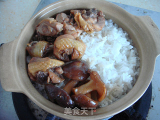 香菇滑鸡煲仔饭的做法步骤：3
