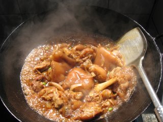 冰糖猪蹄的做法步骤：2