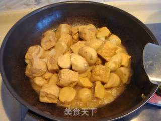 红烧芋头豆腐肉包的做法步骤：3