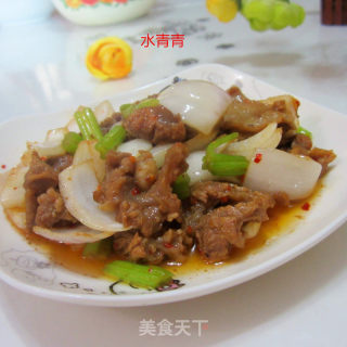 洋葱烧牛腩的做法