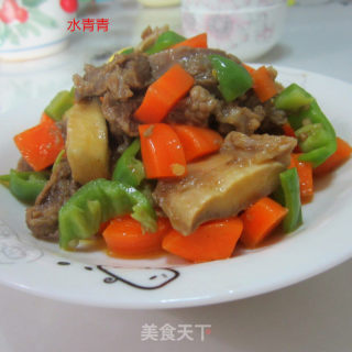 红萝卜丁炒牛腩的做法