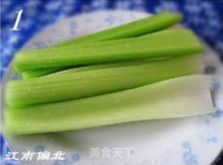 西芹炒虾仁的做法步骤：2