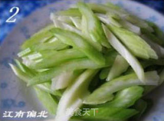 西芹炒虾仁的做法步骤：2