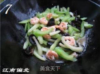 西芹炒虾仁的做法步骤：2
