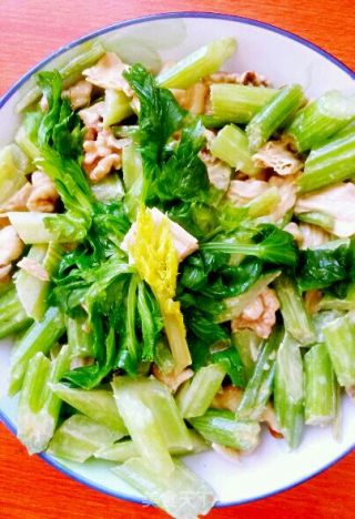 孕早期健脑宜牙菜--奶香芹菜炒核仁的做法