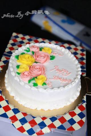 奶油霜裱花生日蛋糕