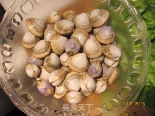 小白菜豆饼白蛤汤的做法步骤：2