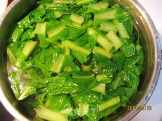 小白菜豆饼白蛤汤的做法步骤：2