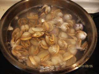 小白菜豆饼白蛤汤的做法步骤：2