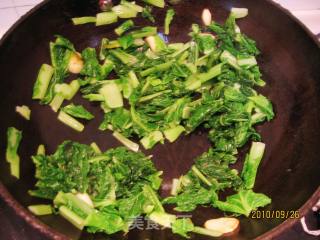 小白菜豆饼白蛤汤的做法步骤：2