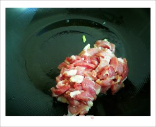 红萝卜炒肉的做法步骤：2