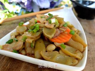 五花肉炒蚕豆的做法