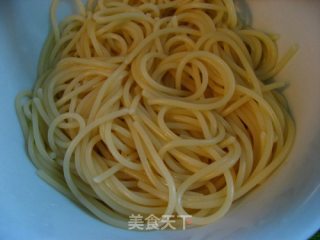 三文鱼芦笋意面的做法步骤：2