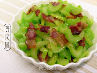 腊肉炒西芹  ♥腊肉！不只是年菜1的做法