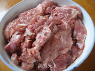 红油酱排骨的做法步骤：2