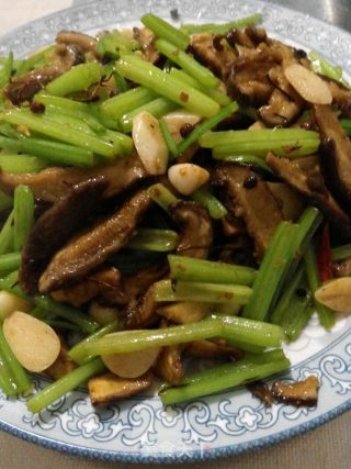 香菇芹菜的做法