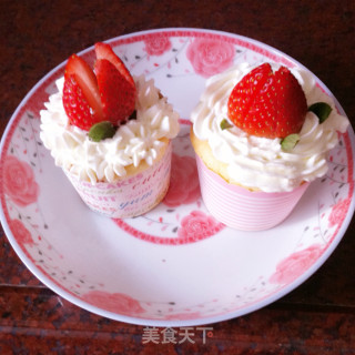 鲜奶油草莓杯子蛋糕的做法