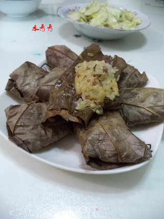 荷叶卷葱香糯米肉的做法