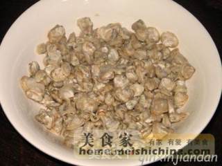 炒蚬肉的做法步骤：2