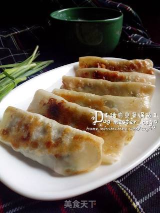 【猪肉韭菜锅贴】饺子两边留个洞的做法