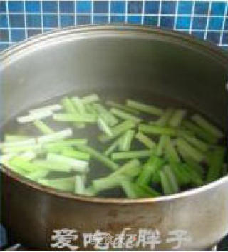 西芹豆干炒腊肠的做法步骤：4