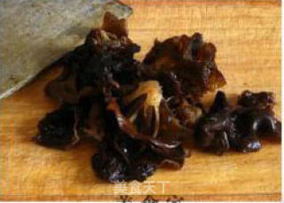 西芹豆干炒腊肠的做法步骤：4