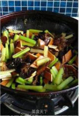 西芹豆干炒腊肠的做法步骤：4