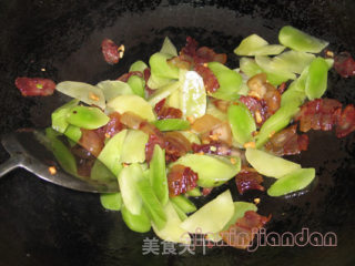 莴笋炒腊味的做法步骤：2